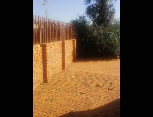 4 BEDROOM HOUSE FOR SALE IN LENASIA SOUTH